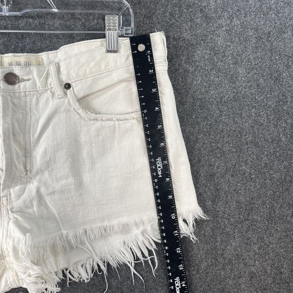 We the FREE PEOPLE Soft WHITE Cut Off JEAN Shorts MID RISE Frayed Denim 30 - Picture 5 of 6